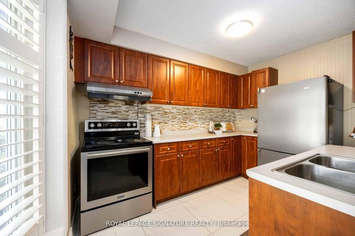 Photo 5 at 104 Billington Crescent, Donalda, Toronto