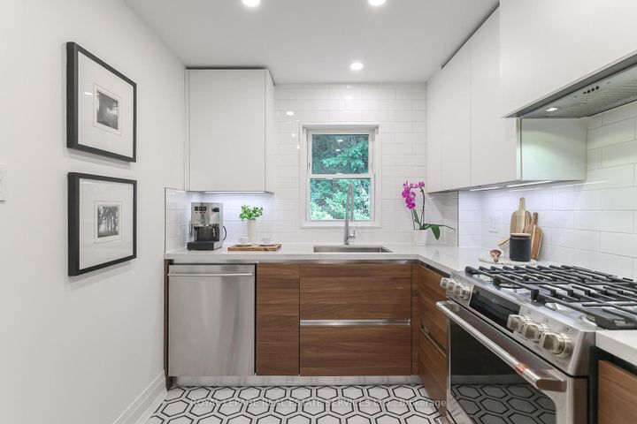 Photo 12 at 618 Davenport Road, Casa Loma, Toronto