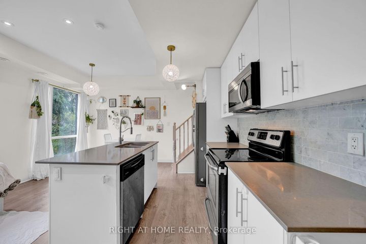 Photo 2 at 312 - 639 Lawrence Avenue W, Lawrence, Toronto
