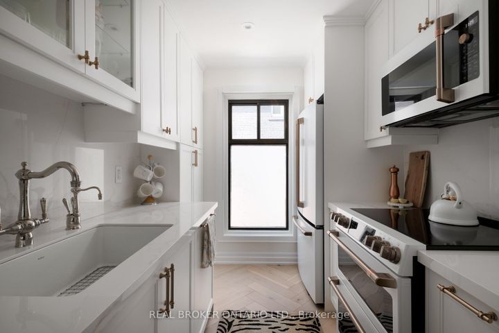 Photo 7 at B - 187 Sherwood Avenue, Mount Pleasant East, Toronto