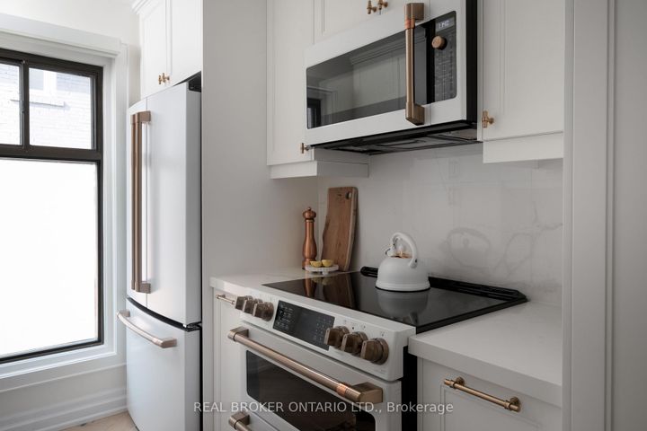 Photo 8 at B - 187 Sherwood Avenue, Mount Pleasant East, Toronto