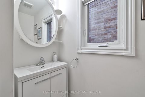 Photo 5 at 86 Venice Gate Drive, Vellore Village, Vaughan