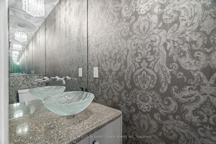 Photo 11 at 28 Mistywood Crescent, Patterson, Vaughan
