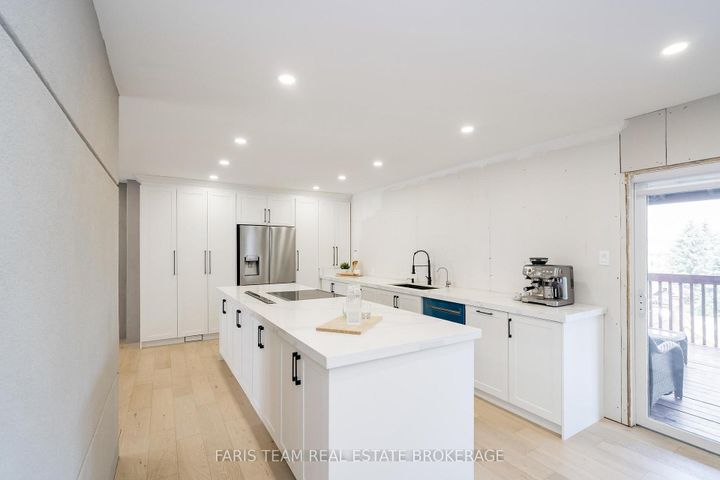 Photo 4 at 7 Golfview Boulevard, Bradford, Bradford West Gwillimbury