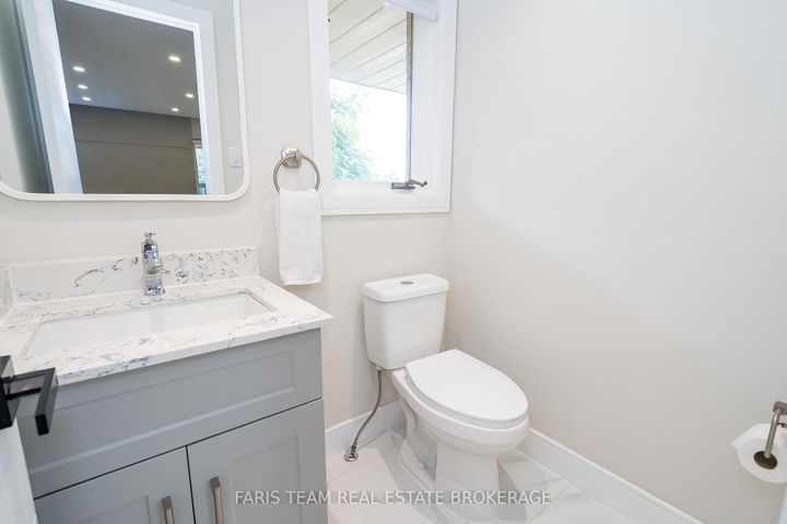 Photo 12 at 7 Golfview Boulevard, Bradford, Bradford West Gwillimbury