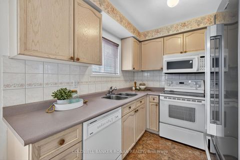 Photo 11 at 97 Parktree Drive, Maple, Vaughan