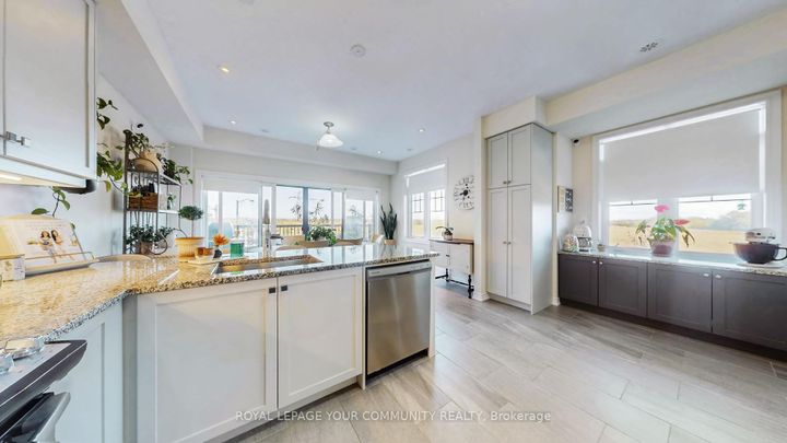 Photo 10 at 32 Delft Drive, Victoria Square, Markham