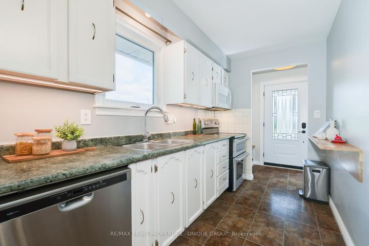 Photo 12 at 520 Muirfield Street, Donevan, Oshawa