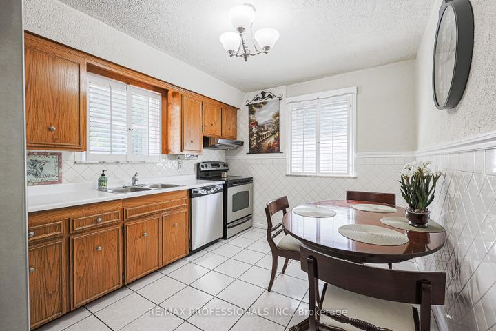 Photo 10 at 55 Old Burnhamthorpe Road, Markland Wood, Toronto
