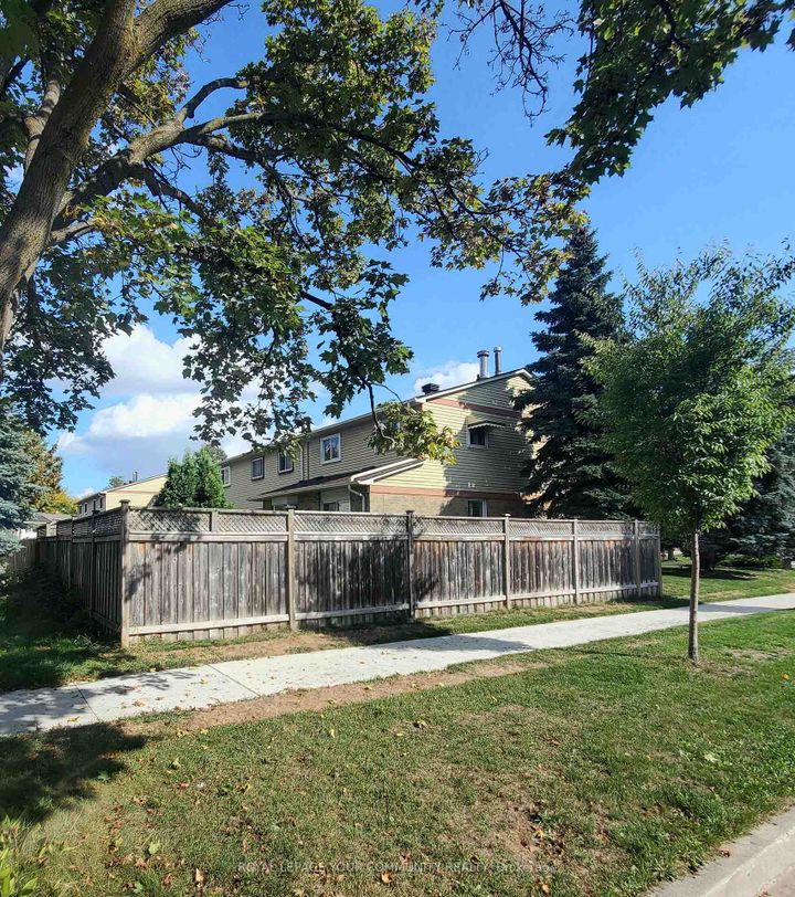 Photo 2 at 17 Truro Crescent, Milliken, Toronto