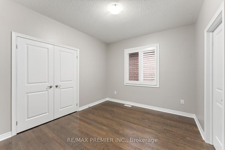 Photo 30 at 71 Hoey Crescent, GO Glenorchy, Oakville