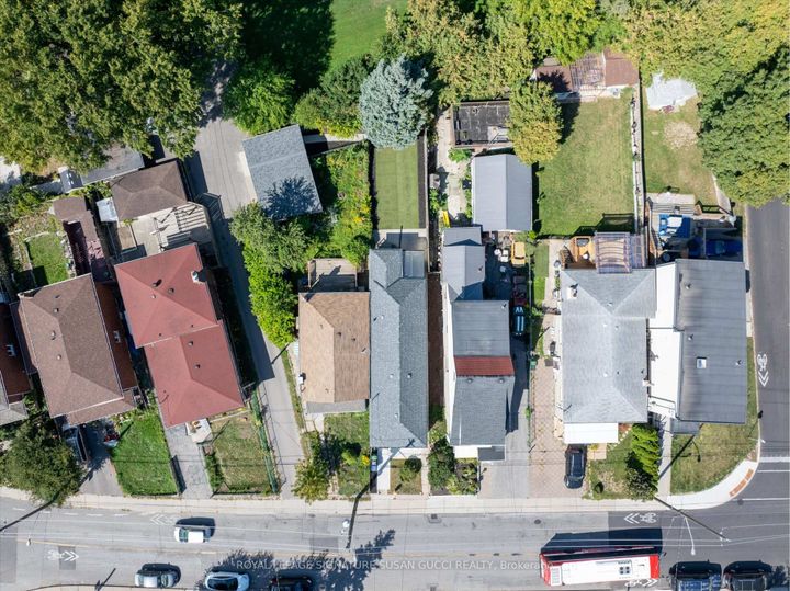 Photo 2 at 972 Cosburn Avenue, Lumsden, Toronto