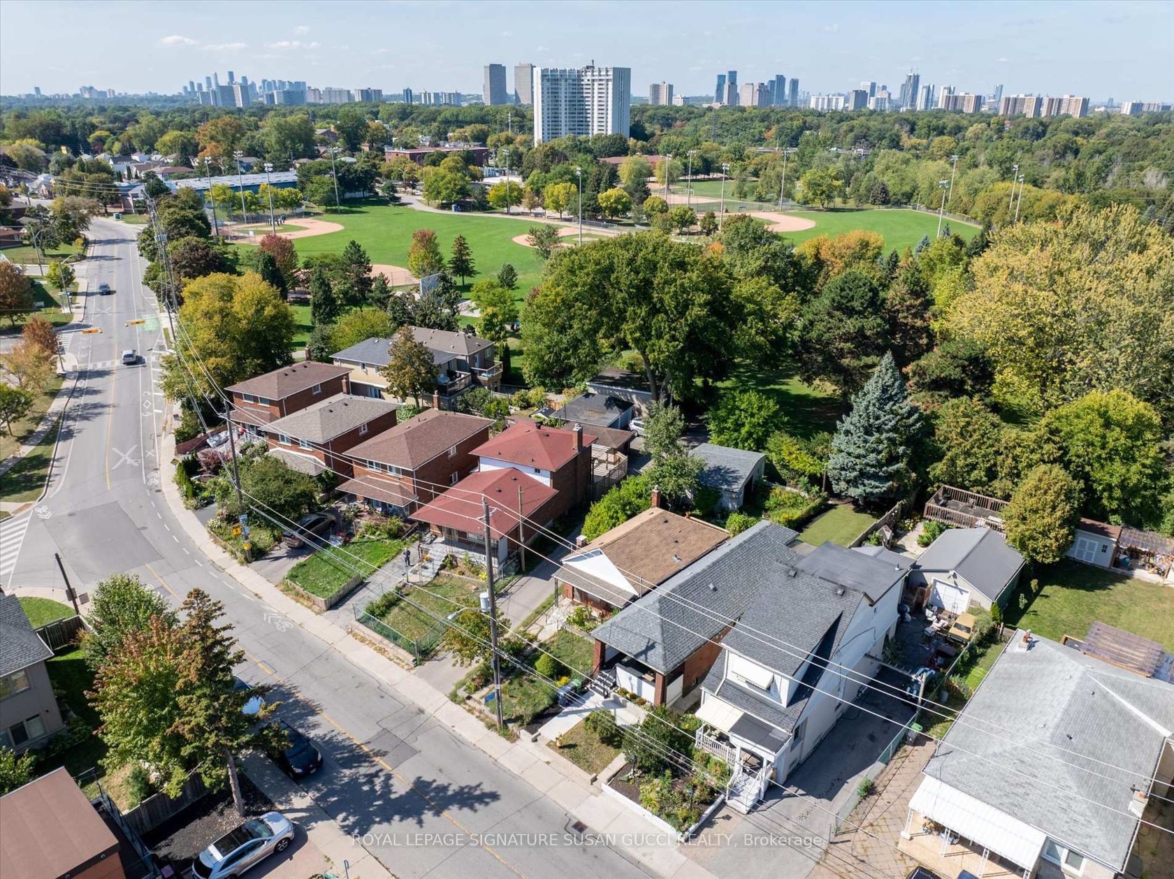 972 Cosburn Avenue, Lumsden, Toronto 2