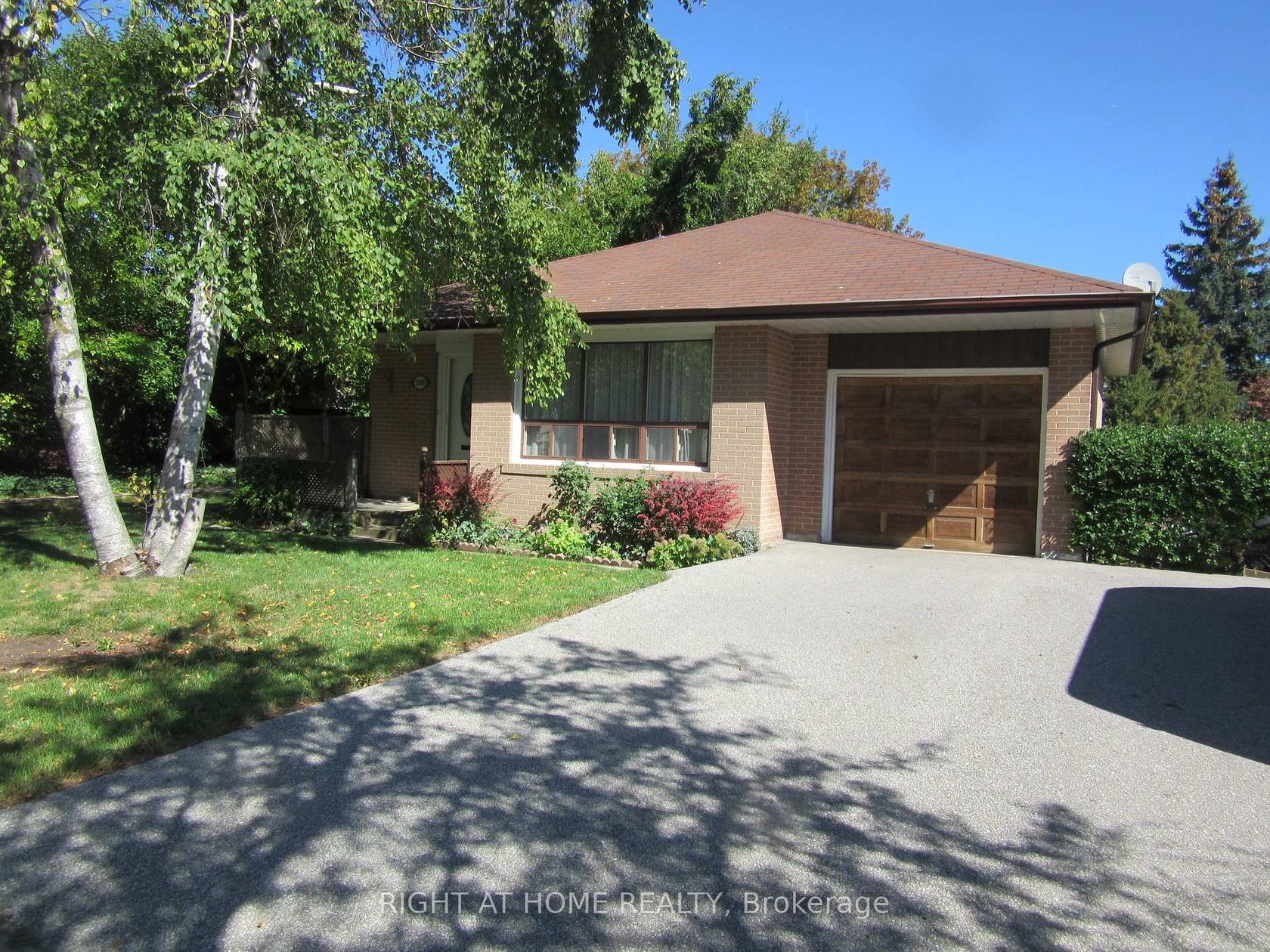 1588 Hobbs Crescent, Clarkson, Mississauga by Loree Meneguzzi Real Estate 1588 Hobbs Crescent, Clarkson, Mississauga