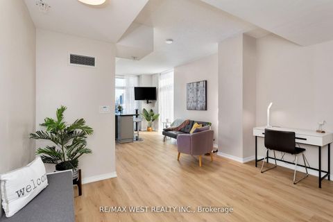 Photo 4 at 1621E - 36 LISGAR Street, Little Portugal, Toronto