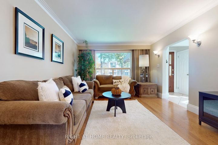Photo 2 at 118 Treeview Drive, Alderwood, Toronto