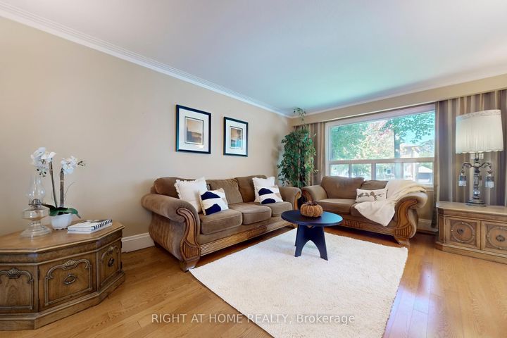 Photo 3 at 118 Treeview Drive, Alderwood, Toronto