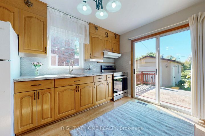 Photo 6 at 118 Treeview Drive, Alderwood, Toronto