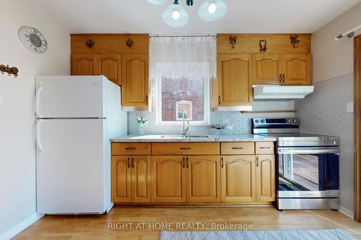 Photo 7 at 118 Treeview Drive, Alderwood, Toronto