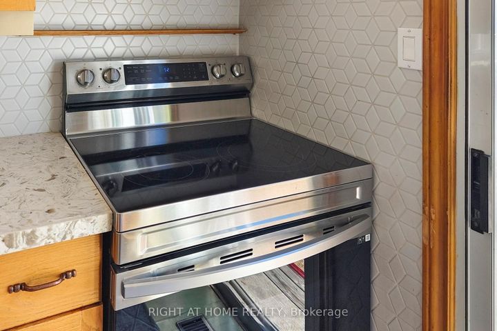 Photo 9 at 118 Treeview Drive, Alderwood, Toronto