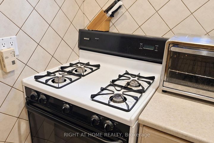 Photo 18 at 118 Treeview Drive, Alderwood, Toronto