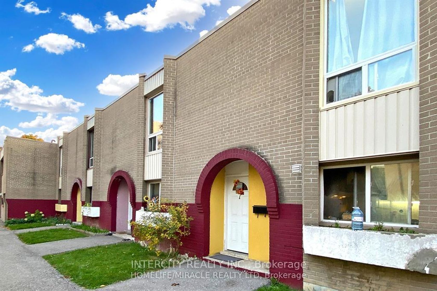 7 - 61 Driftwood Avenue, Jane Heights, Toronto 