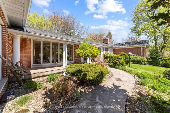 Photo 2 at 1411 Beaufort Drive, Tyandaga, Burlington