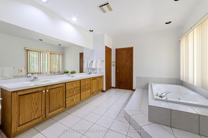 Photo 14 at 1411 Beaufort Drive, Tyandaga, Burlington