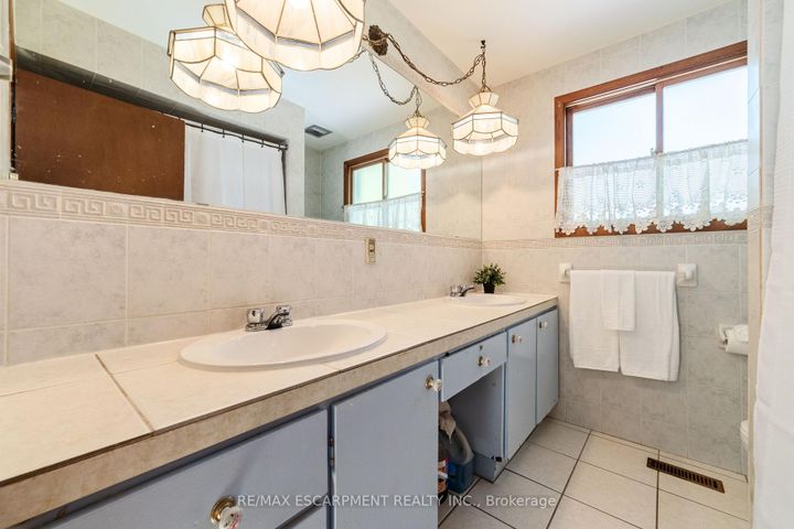 Photo 18 at 1411 Beaufort Drive, Tyandaga, Burlington