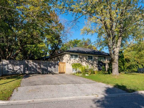 Photo 3 at 30 Foreht Crescent, Aurora Heights, Aurora