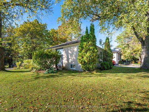 Photo 4 at 30 Foreht Crescent, Aurora Heights, Aurora