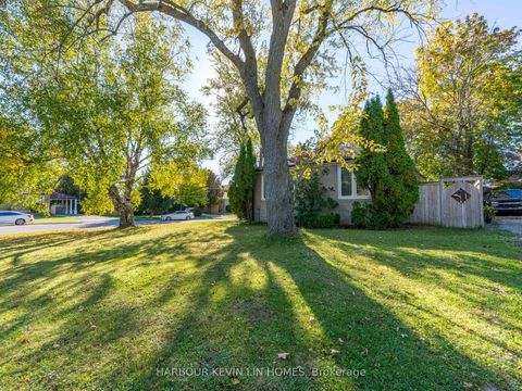Photo 7 at 30 Foreht Crescent, Aurora Heights, Aurora