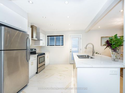 Photo 9 at 30 Foreht Crescent, Aurora Heights, Aurora