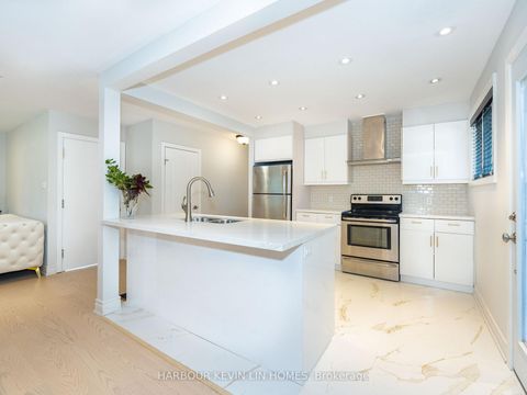 Photo 13 at 30 Foreht Crescent, Aurora Heights, Aurora