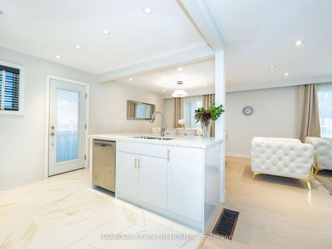 Photo 15 at 30 Foreht Crescent, Aurora Heights, Aurora