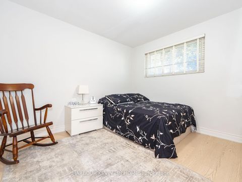 Photo 22 at 30 Foreht Crescent, Aurora Heights, Aurora