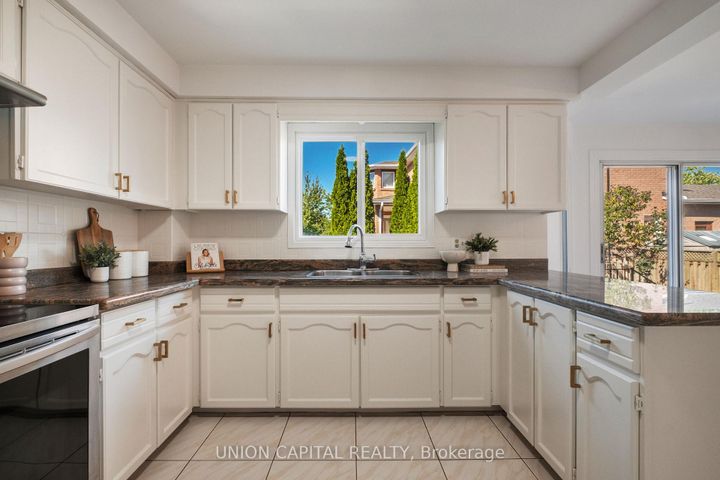 Photo 10 at 58 Horizon Court, Doncrest, Richmond Hill