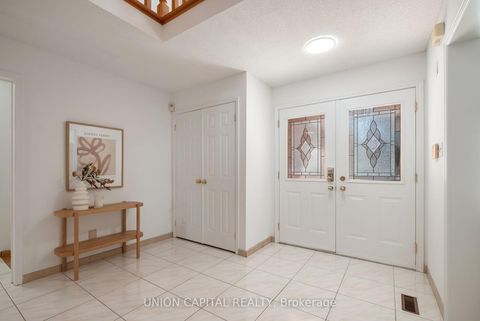 Photo 2 at 58 Horizon Court, Doncrest, Richmond Hill