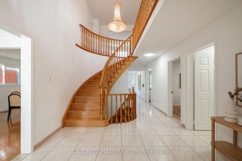 Photo 3 at 58 Horizon Court, Doncrest, Richmond Hill