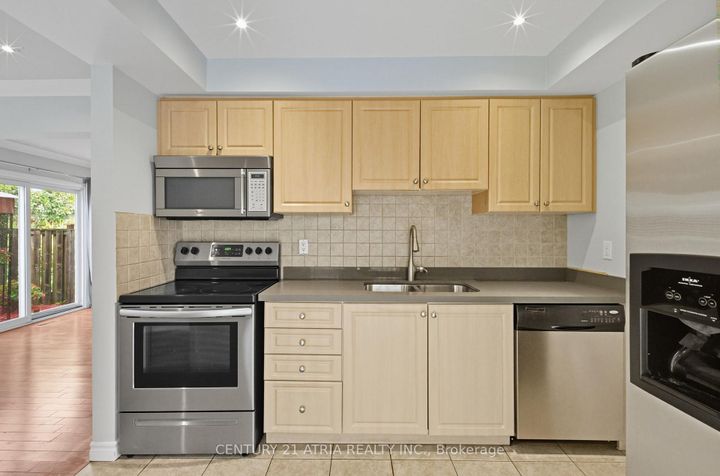 Photo 5 at 32 Fieldview Crescent, Milliken Mills West, Markham