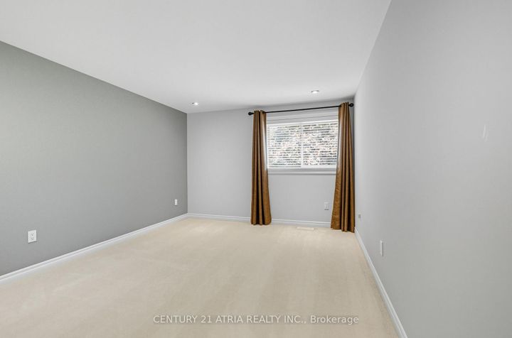 Photo 23 at 32 Fieldview Crescent, Milliken Mills West, Markham