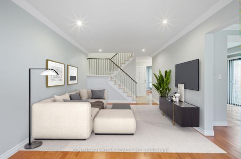Photo 3 at 32 Fieldview Crescent, Milliken Mills West, Markham