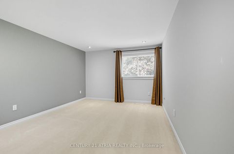 Photo 23 at 32 Fieldview Crescent, Milliken Mills West, Markham