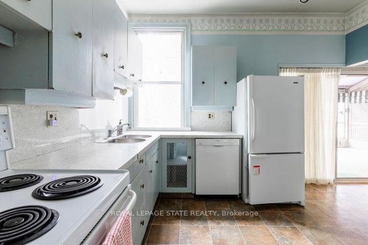 Photo 17 at 142 Aberdeen Avenue, Durand, Hamilton