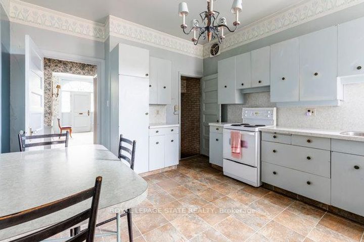 Photo 19 at 142 Aberdeen Avenue, Durand, Hamilton