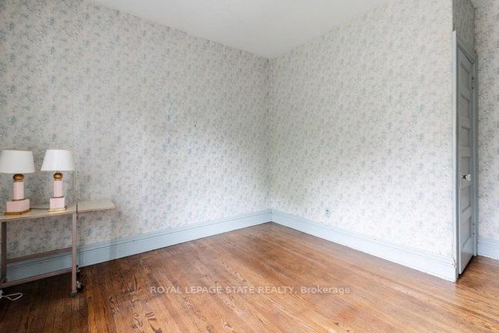 Photo 22 at 142 Aberdeen Avenue, Durand, Hamilton