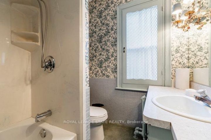 Photo 30 at 142 Aberdeen Avenue, Durand, Hamilton