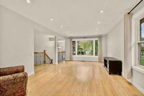 Photo 12 at 29 Oakley Park Square, Wellington, Barrie