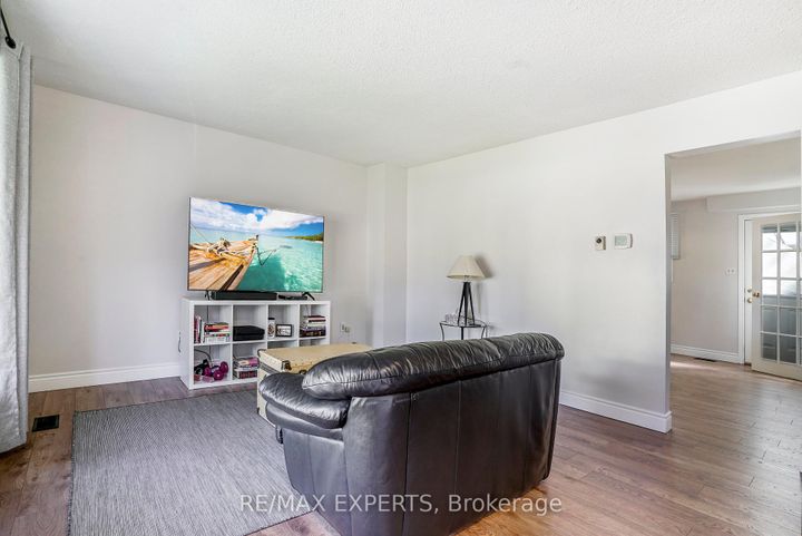 Photo 3 at 238 Lawnhurst Court, Lawfield, Hamilton
