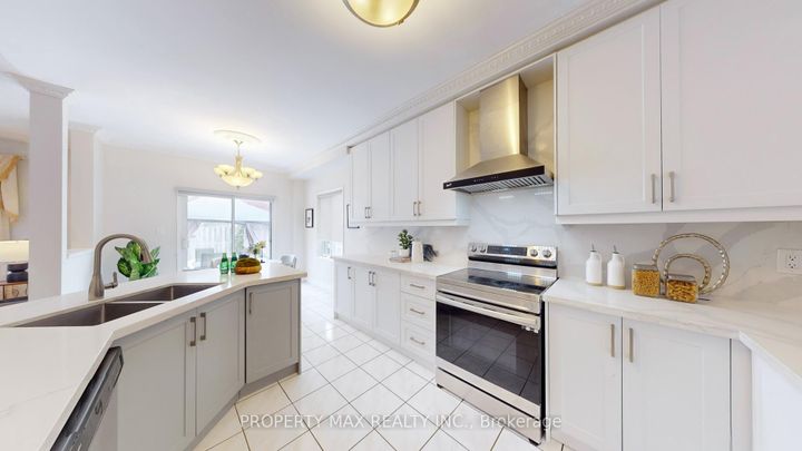 Photo 7 at 48 Elmrill Road, Berczy, Markham